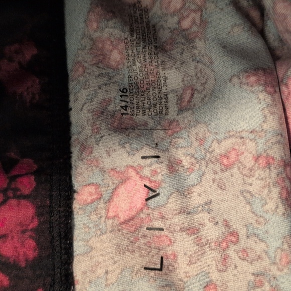 LIVI Capri high waist with pockets. New no tags - Picture 2 of 4